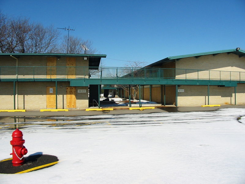 Executive Inn Motel - 2003 Photo (newer photo)